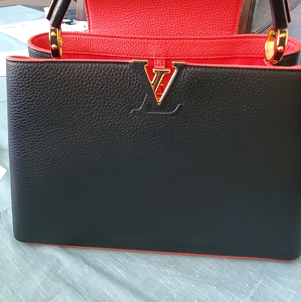LV Capucines MM  bag - Picture 10 of 15